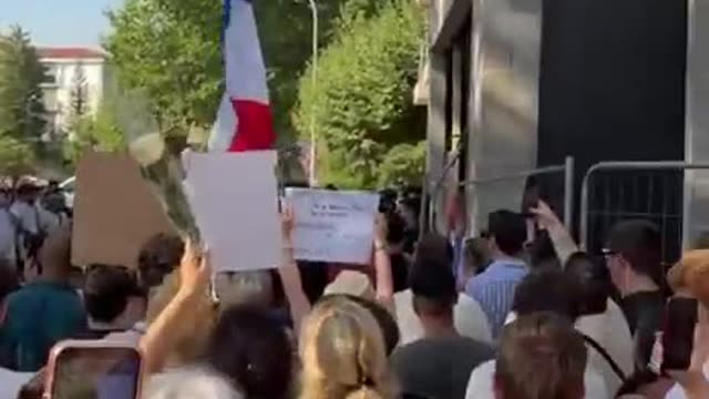 Moment d émotion — gerbes à Narbonne pour Louis (Bousquet_FR)