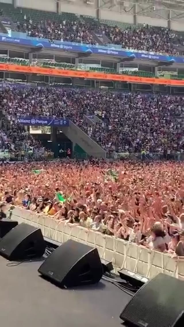 Renaissance chrétienne — stade pour Jésus-Christ — @AFG_0007