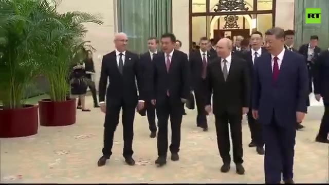 Xi offre à Poutine le grand portrait de leur « fraternité » : l'image est réelle, le « message à Trump » est la légende du compte — @AlTopeyPunto891