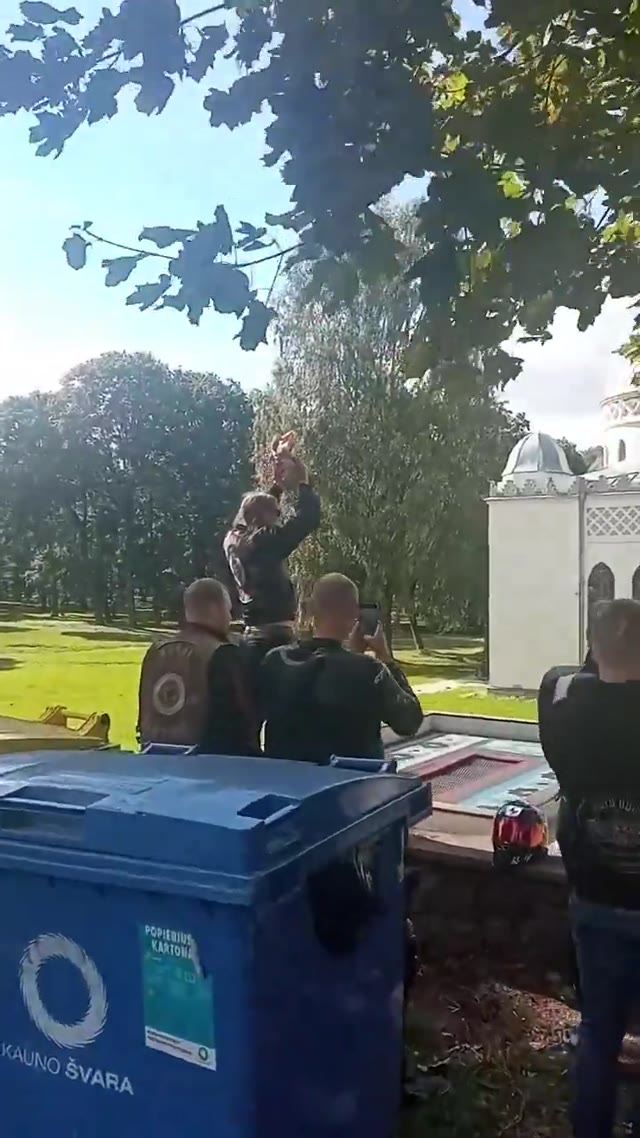 « Lithuanian patriots » : @RadioGenoa viralise des bikers à la mosquée de Kaunas — tête de porc, enquête
