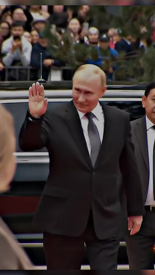 Le culte du leader en 20 secondes : le mini-portrait héroïsant de Poutine du compte @gold.putin.fan
