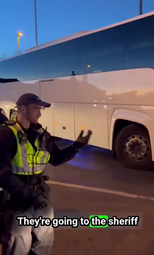 « Des centaines » au quai : @Liberfach0 filme des cars, 51 personnes arrivent à Douvres