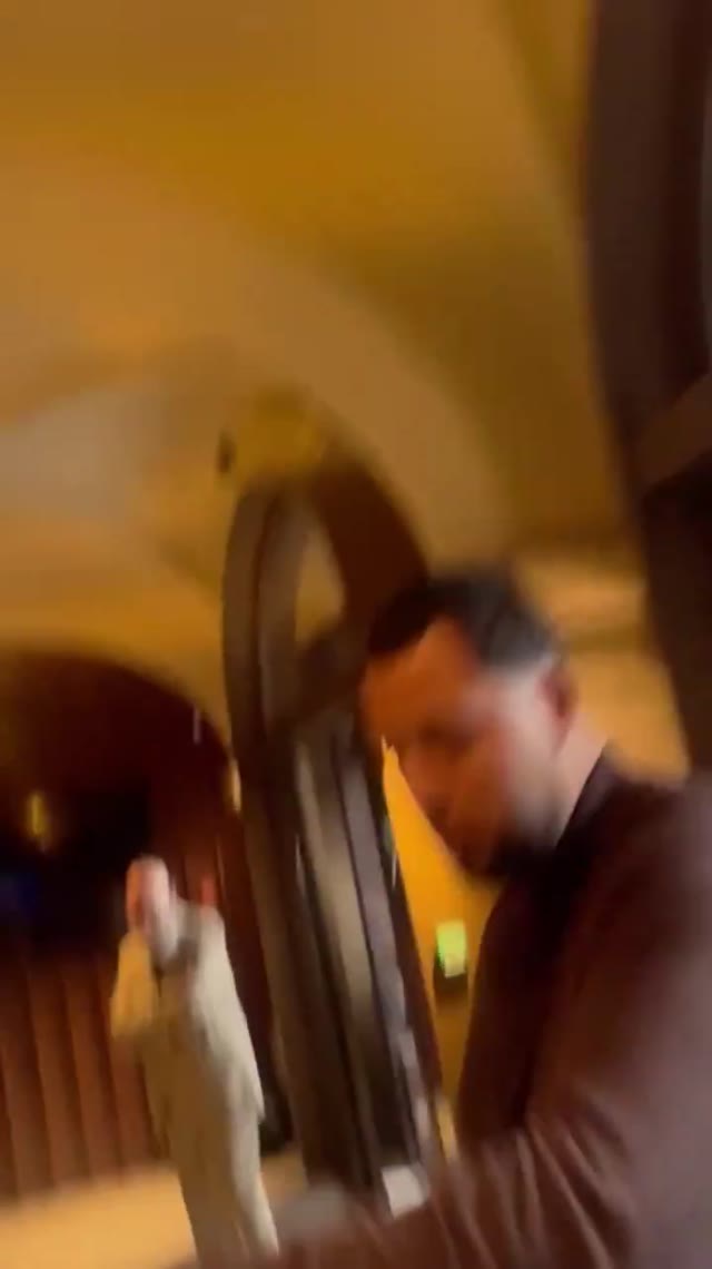 La main au col